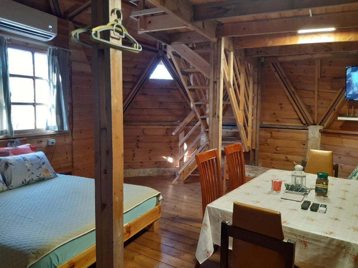בקתת עץ בחורש במנות - דום גיאודזי - Wooden Cabin In Manot Exterior foto