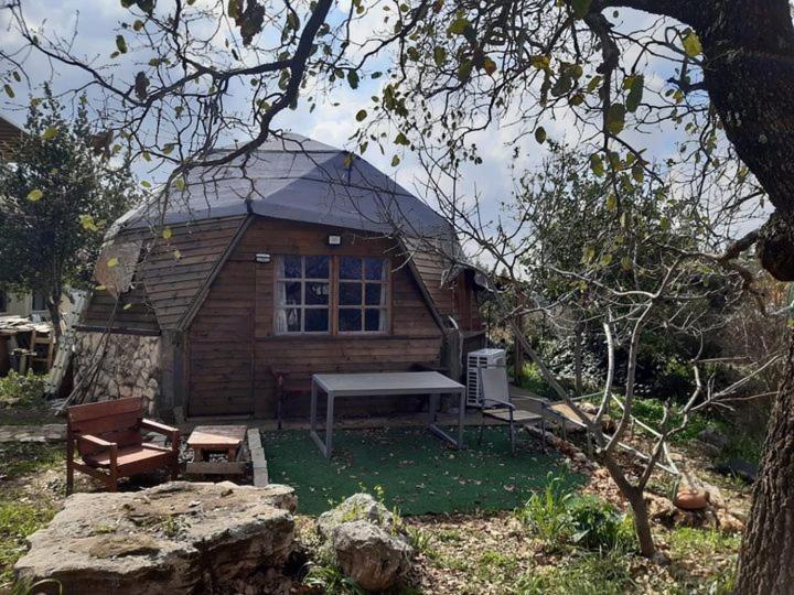 בקתת עץ בחורש במנות - דום גיאודזי - Wooden Cabin In Manot Exterior foto