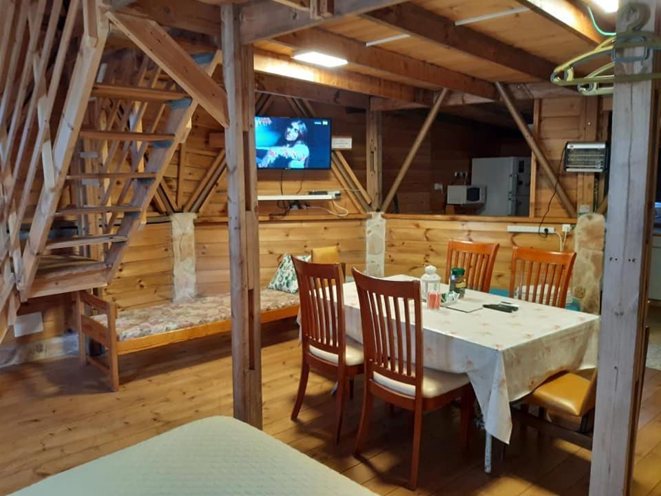 בקתת עץ בחורש במנות - דום גיאודזי - Wooden Cabin In Manot Exterior foto