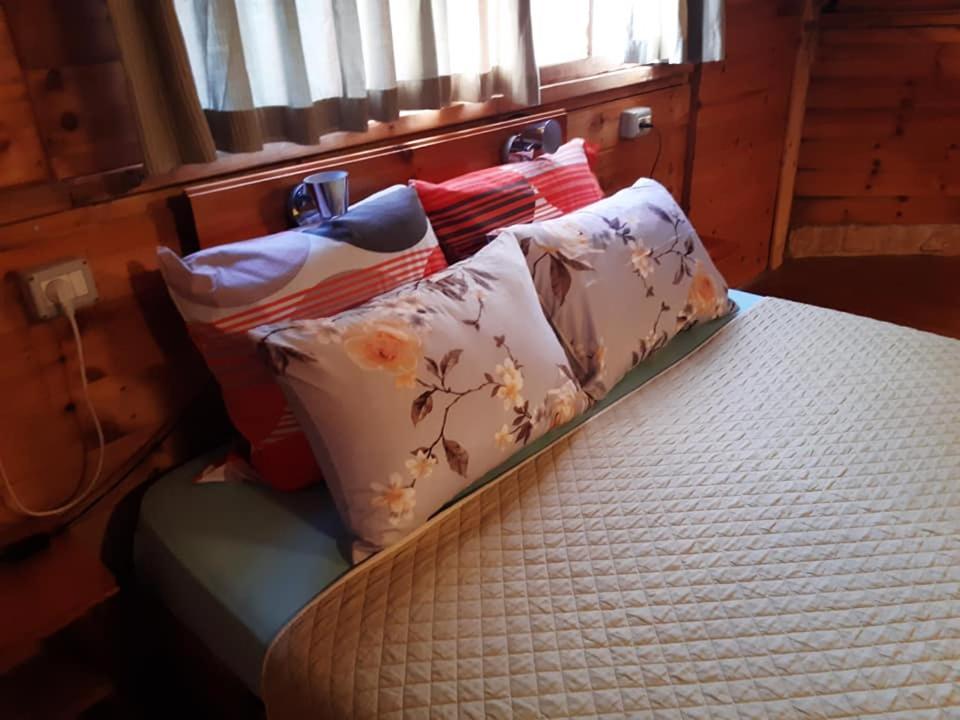 בקתת עץ בחורש במנות - דום גיאודזי - Wooden Cabin In Manot Exterior foto